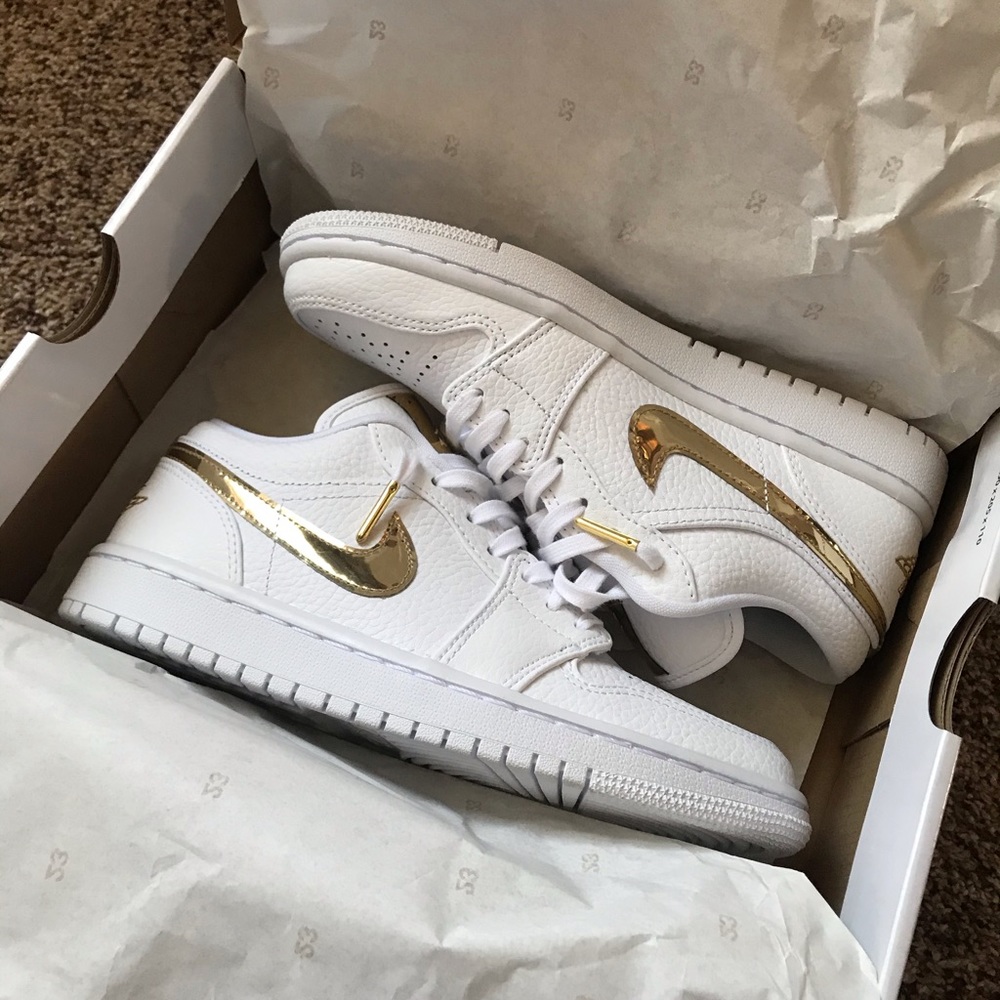 Women’s size 6.5 Air Jordan Low SE